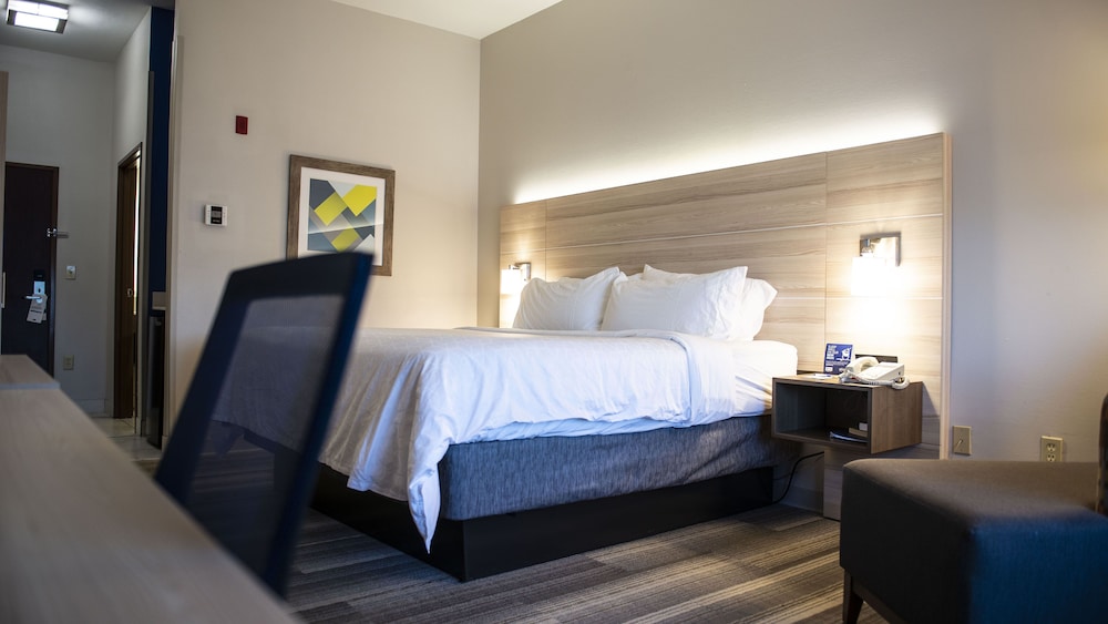 Holiday Inn Express Hotel And Suites Sedalia 12/60