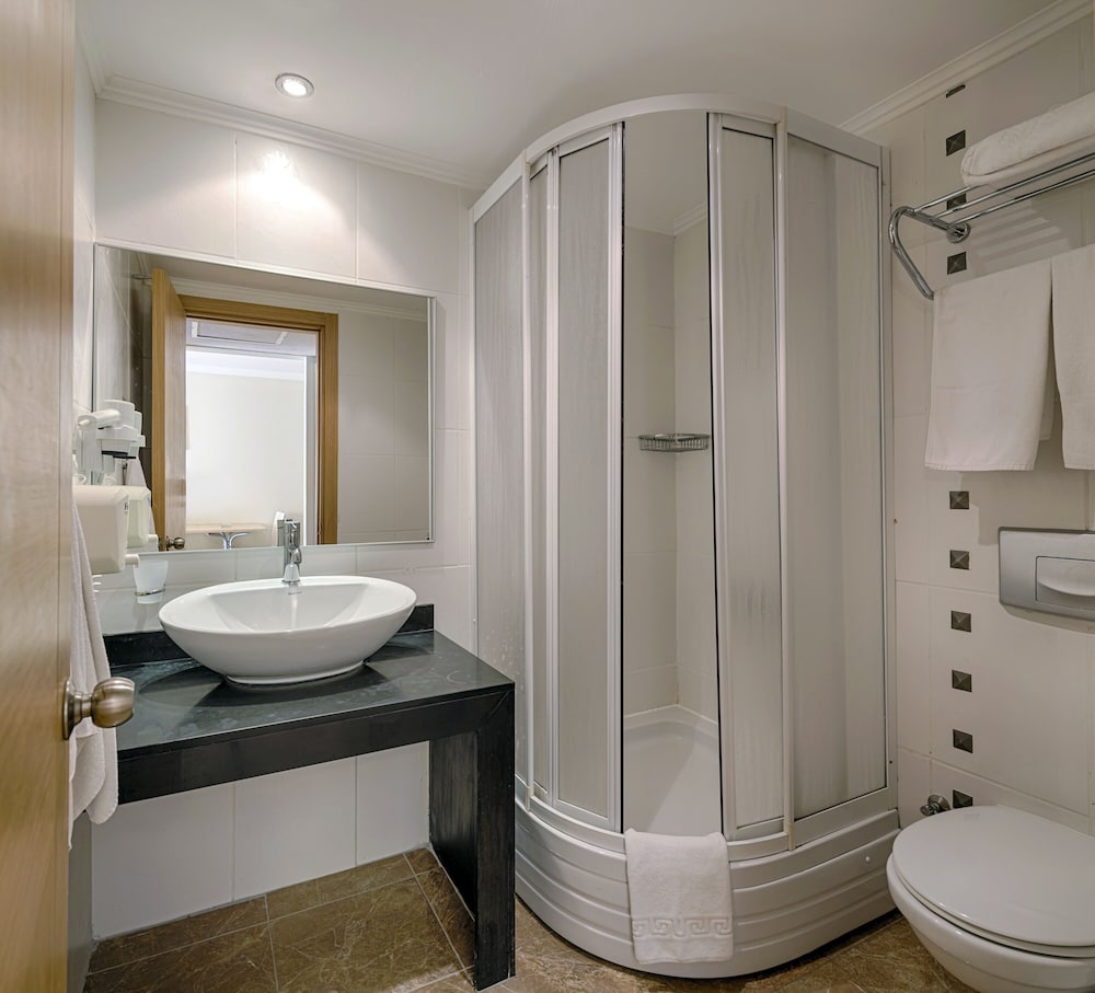Akalia Suite Hotel and Spa 35/37