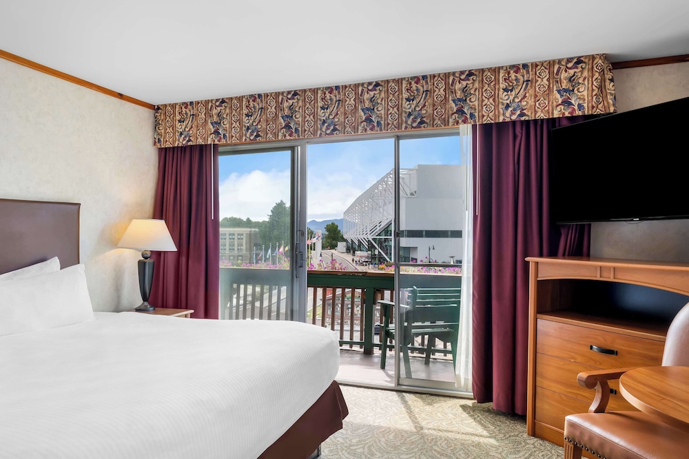Suite, King Bed, Sofa, Jetted Tub