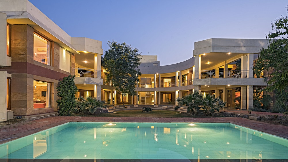Hotel Chitvan 5/50