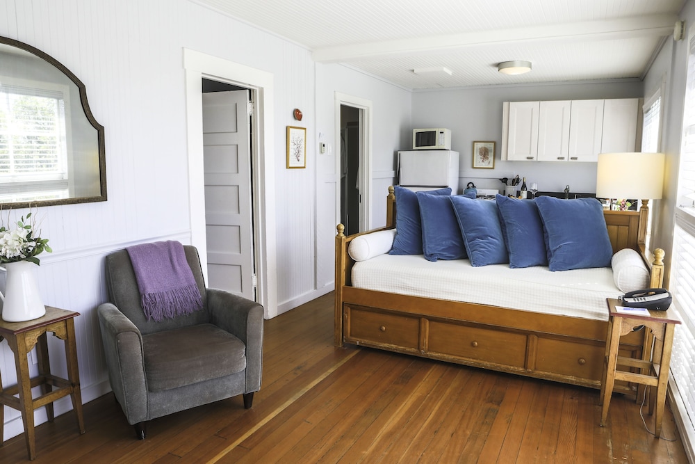 The Inn at Schoolhouse Creek 7/64
