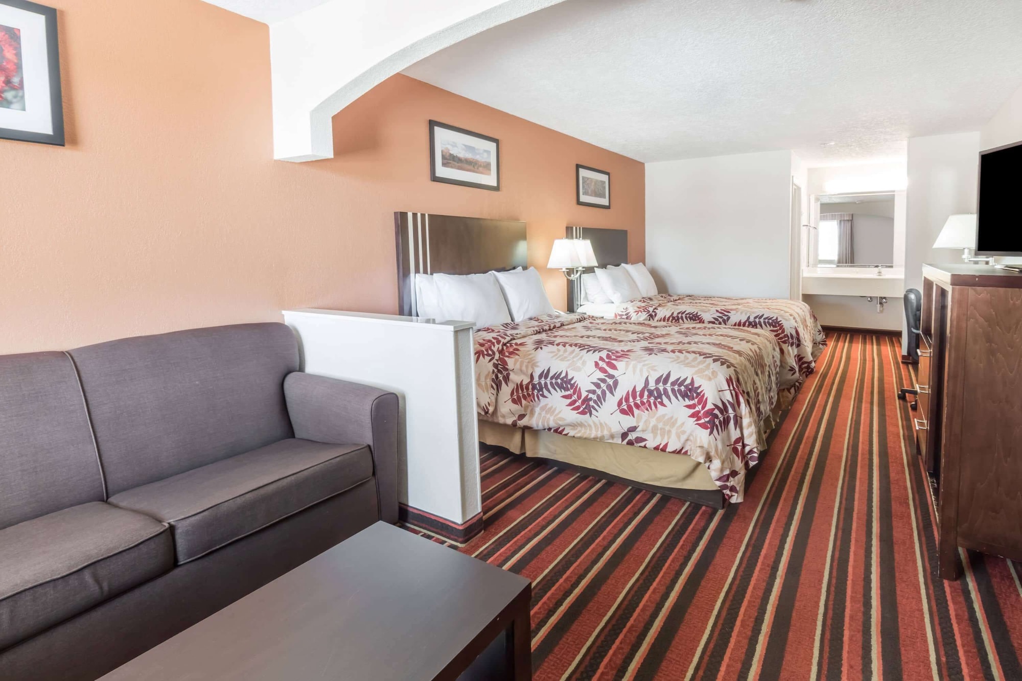 جناح عائلي بسرير كينج وسريرين كوين بغرفتي نوم بمطبخ، Days Inn & Suites by Wyndham Winnie 5/8