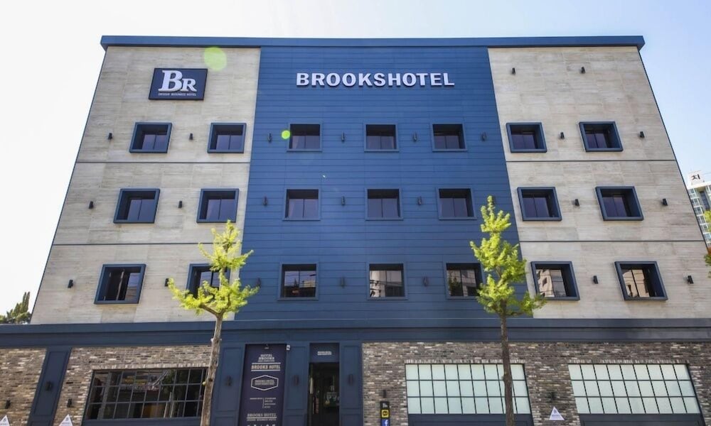 Brooks Hotel 5/50