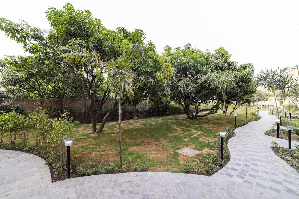La Savanna Resort Dhiruli 25/29