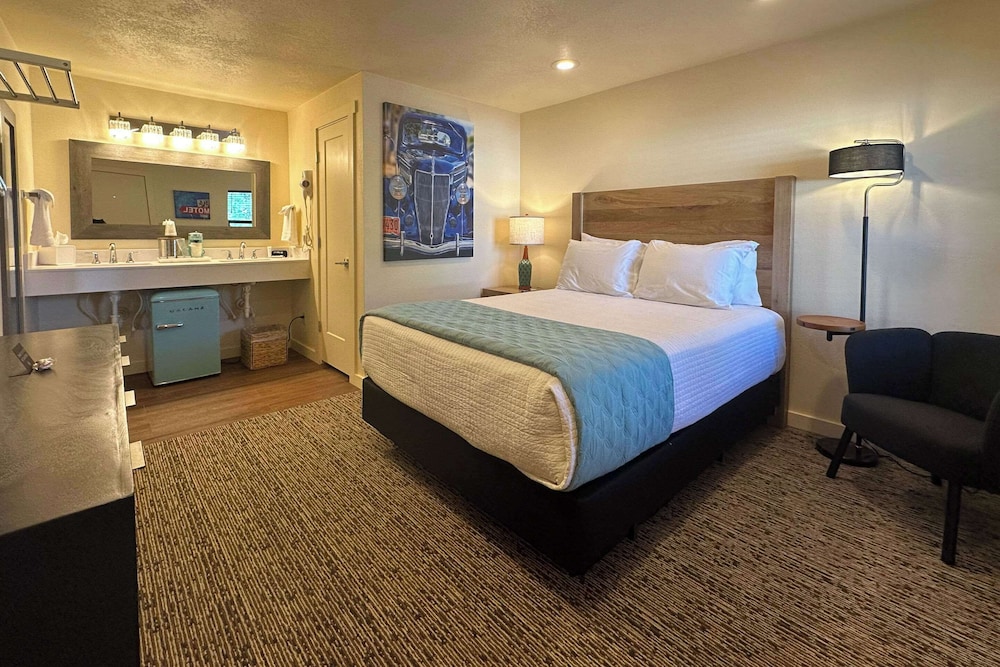 ROOM, QUEEN BED