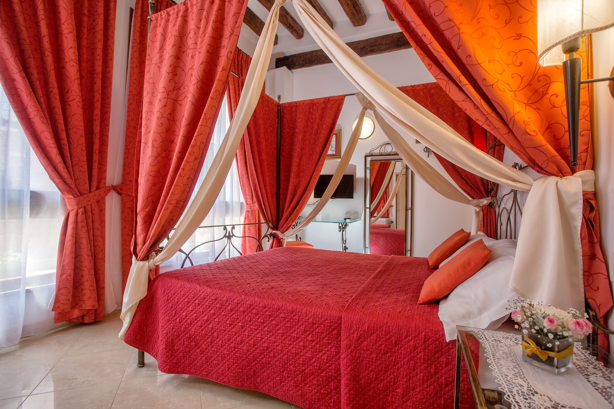 Superior, Queen Bed, Canal View