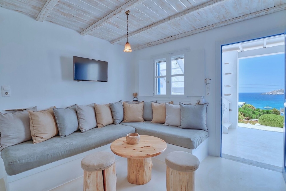 Dolphin Antiparos Villas and Suites 15/50
