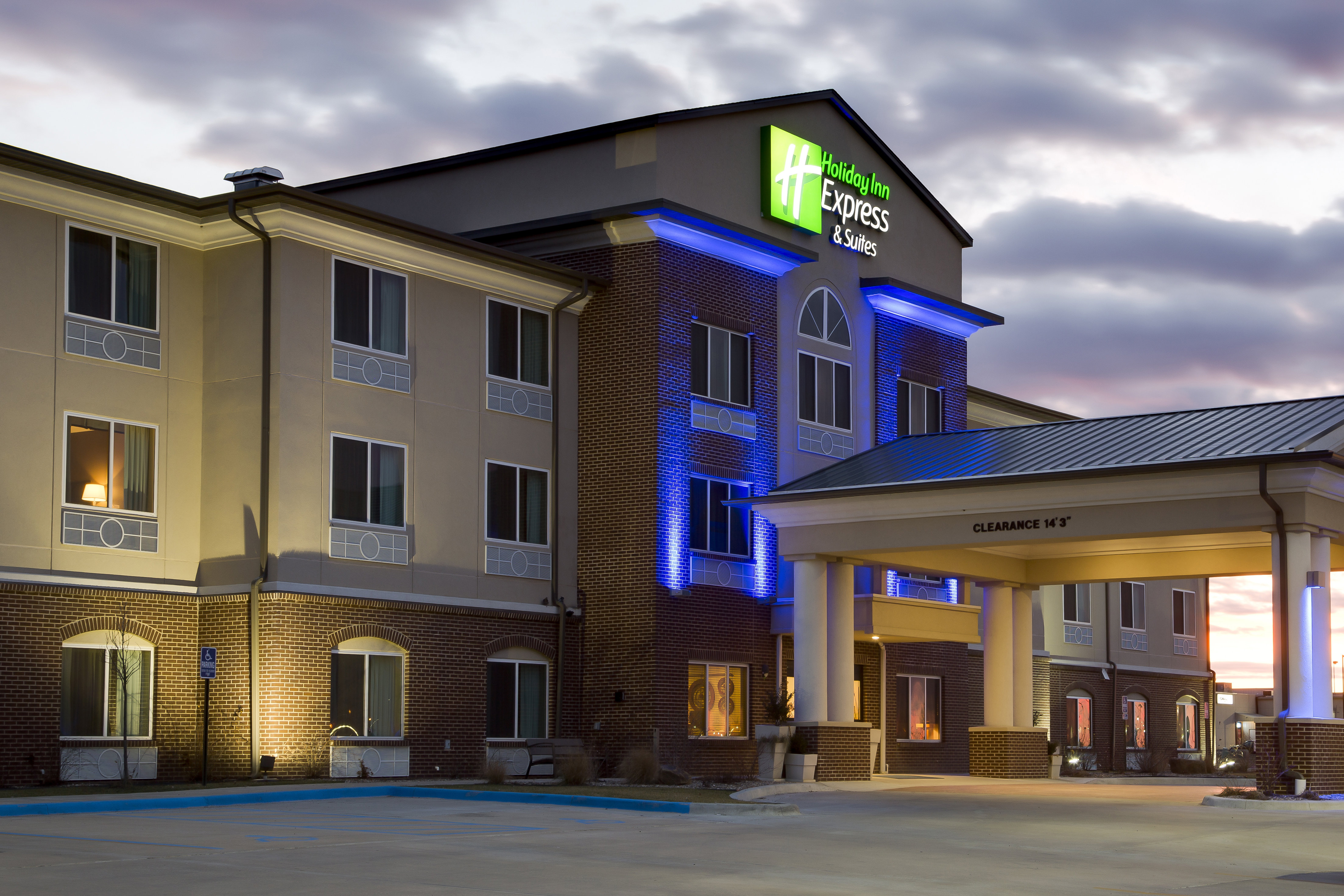 Holiday Inn Express Suites Nevada 61/66