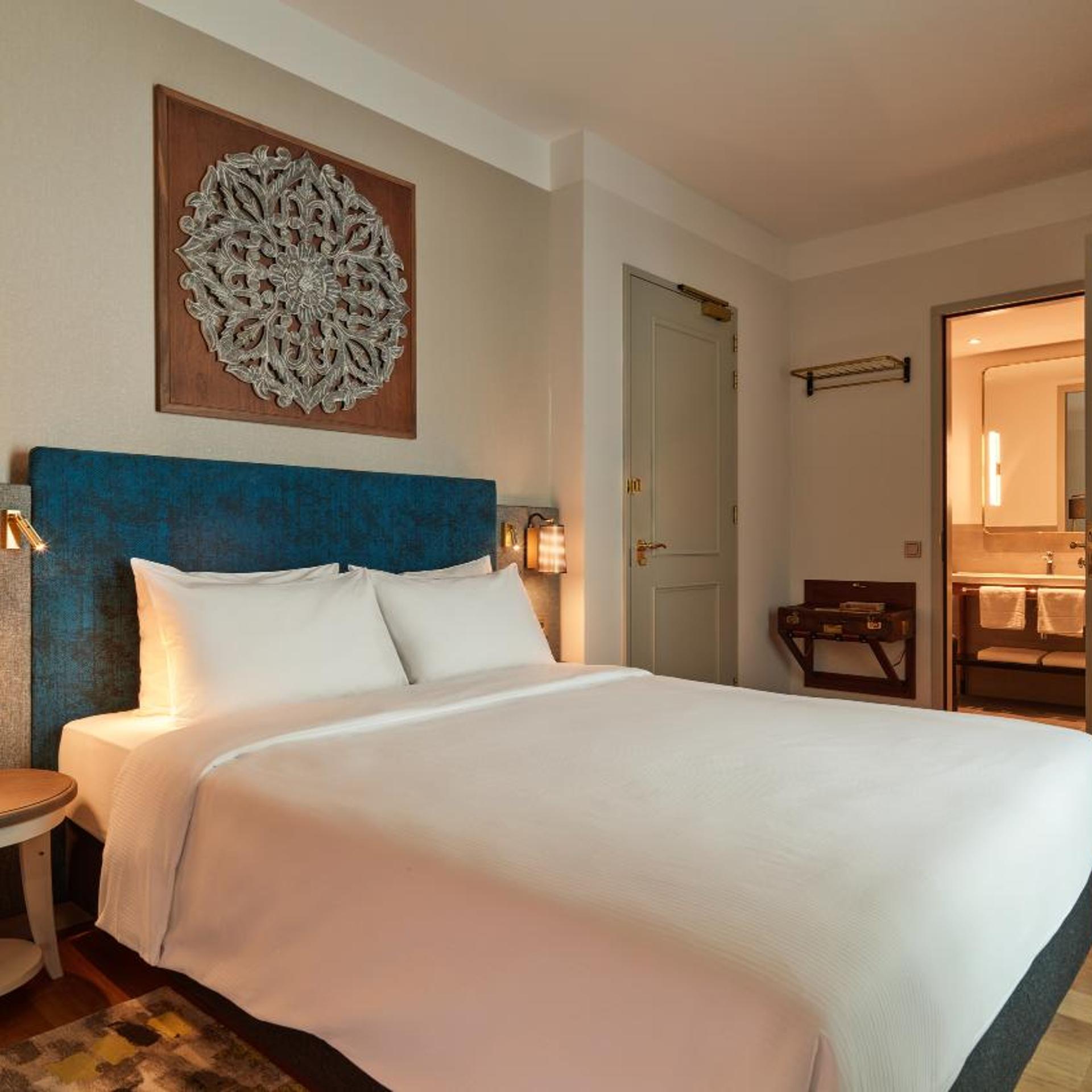 Room, Queen Bed, Atrium View، voco The Hague 3/7