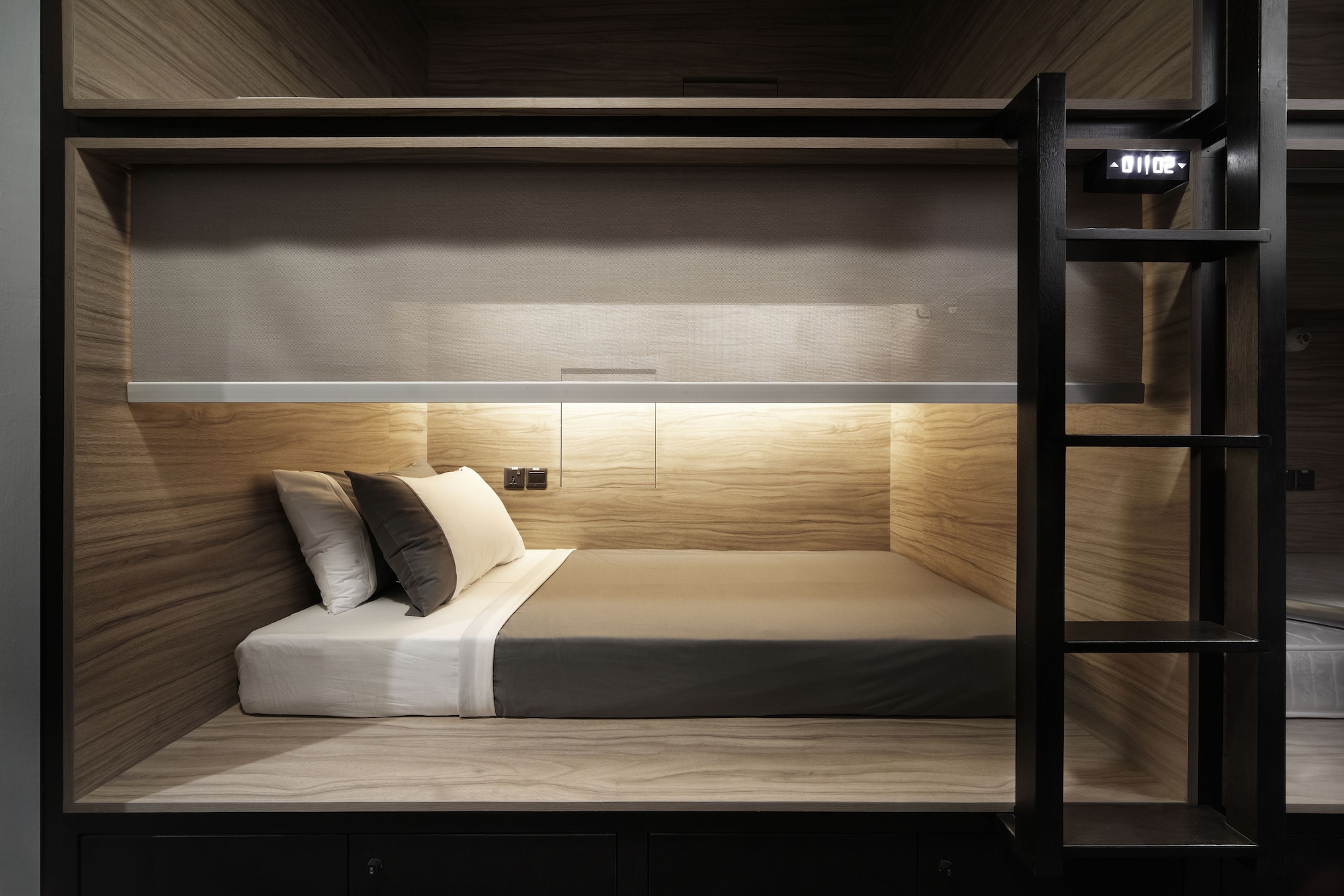 Mixed Dorm, Single