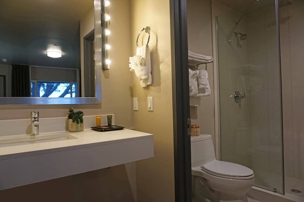 Deluxe, King Bed, Ocean View, Crescent Bay Inn 6/6
