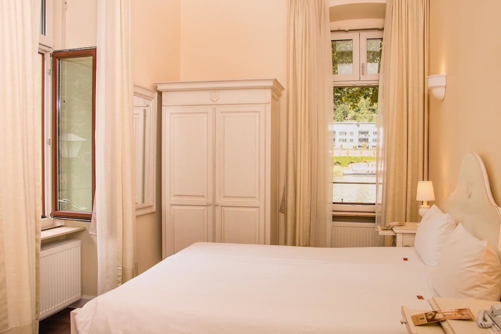 CLASSIC, QUEEN BED