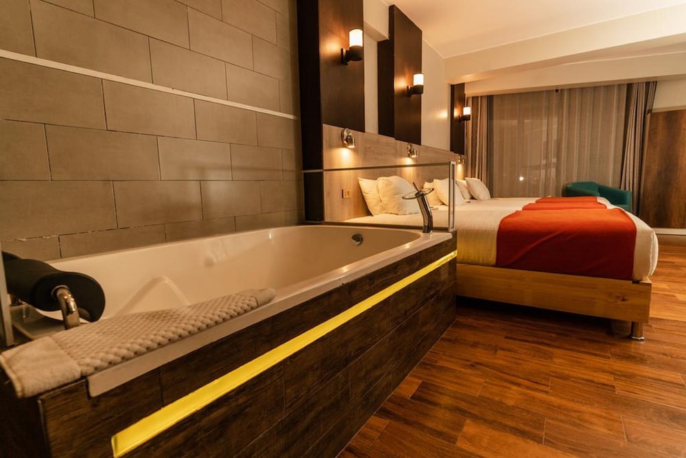 HOTEL POLO SANTA MONICA 18/19