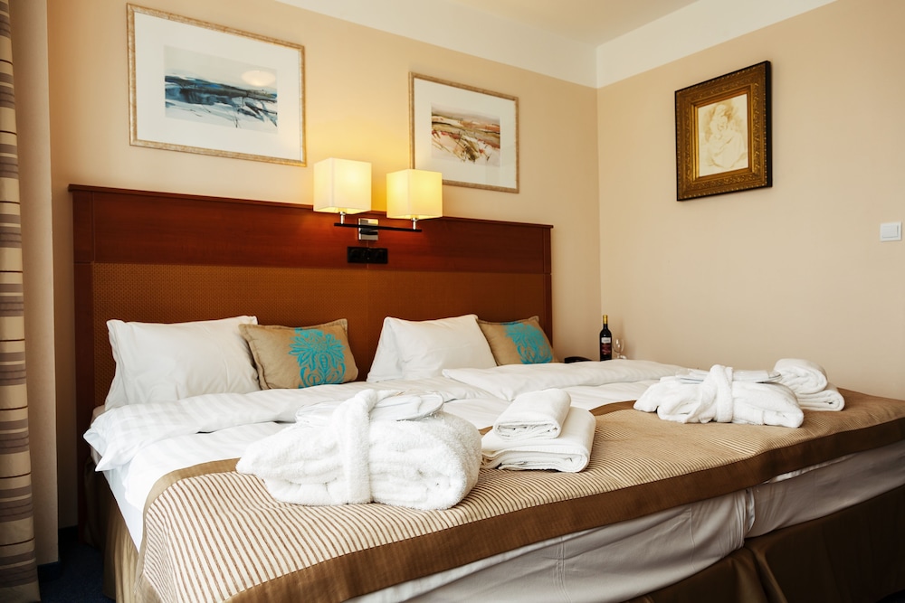 ROOM, DOUBLE OR TWIN BED
