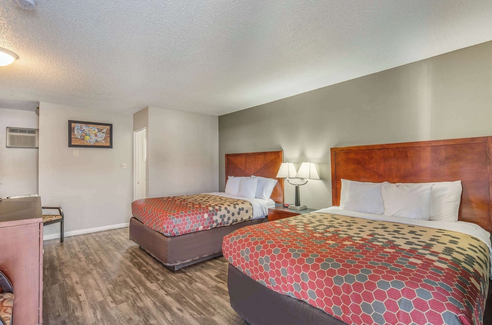 Econo Lodge Inn & Suites Yreka, CA 15/50