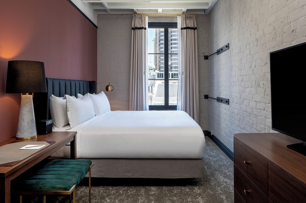 INTERIOR, KING BED