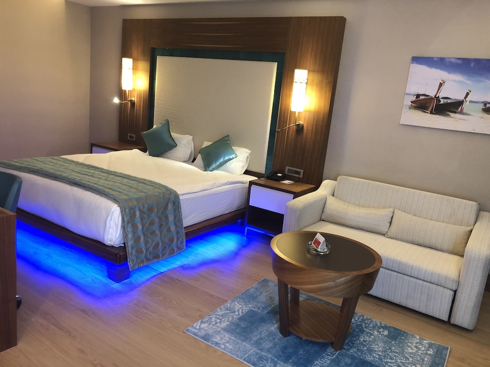 Ramada Hotel and Suites by Wyndham Kusadasi 24/47