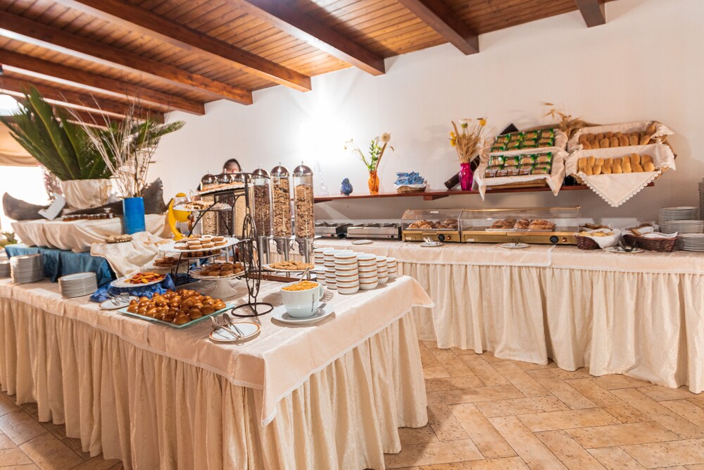 restaurant cafeteria