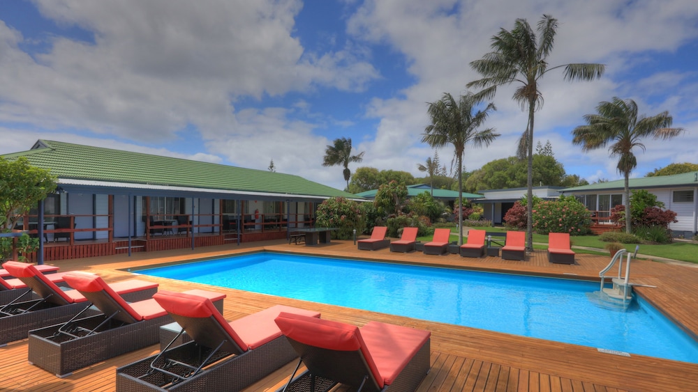 Paradise Hotel And Resort 3/68