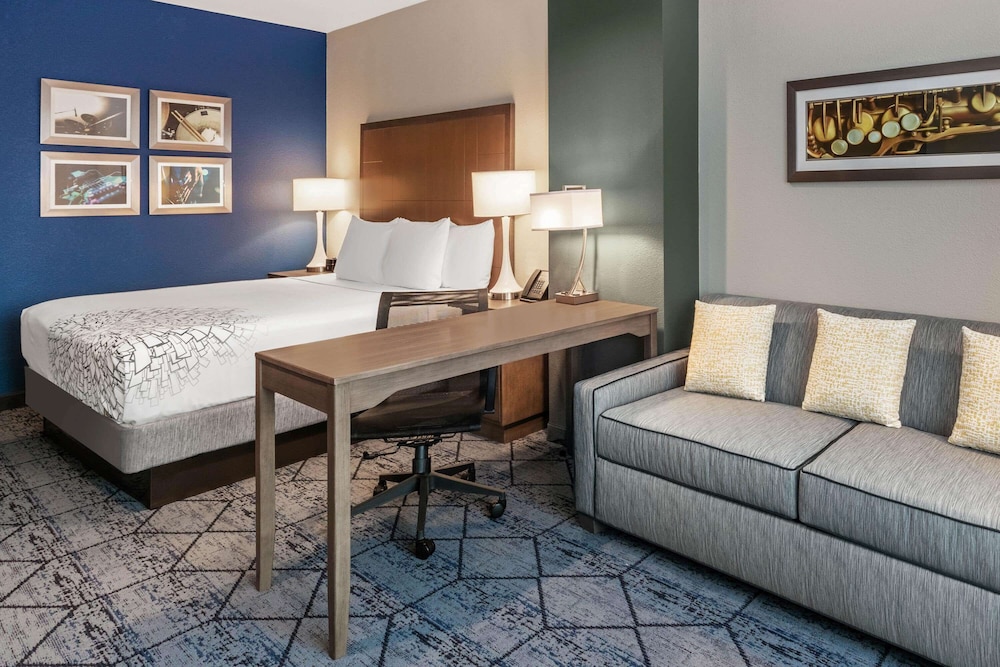 La Quinta Inn & Suites by Wyndham Kansas City Beacon Hill 15/44