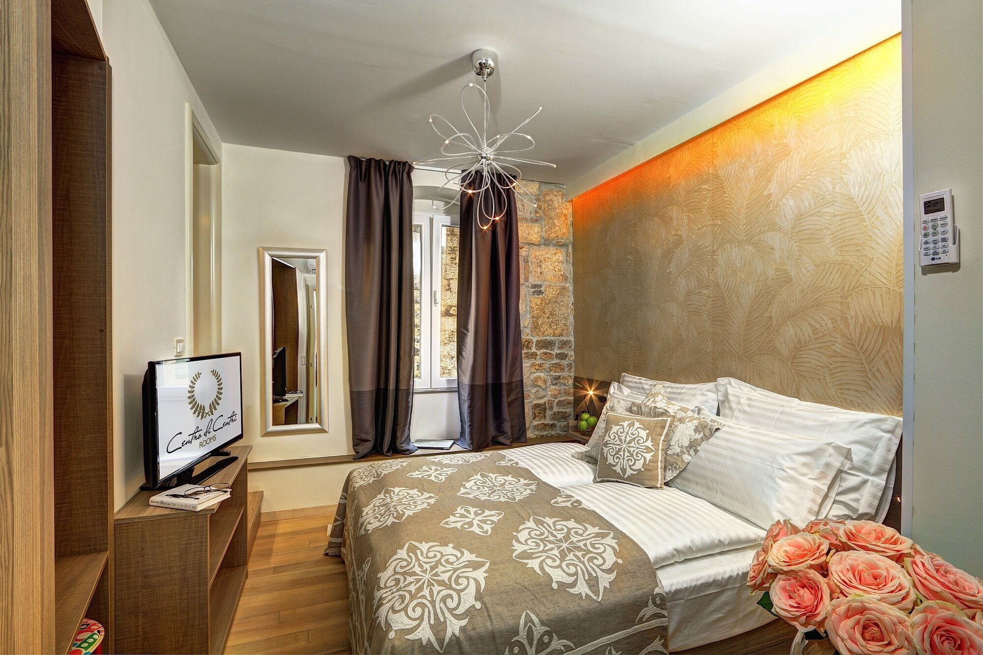 ROOM, DOUBLE BED