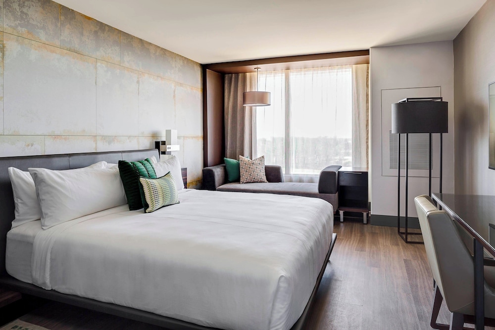 ROOM, KING BED, CORNER