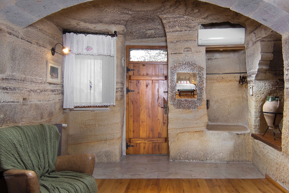 Terra Cave Hotel 25/50