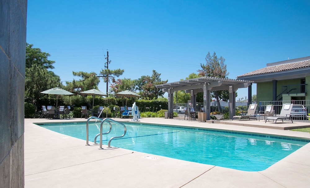 Best Western Village Inn Fresno 7/39