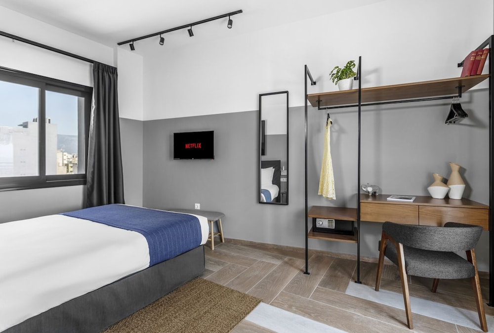 Deluxe, Queen Bed, Acropolis View, Terrace، PLAY Theatrou Athens, a member of Brown Hotels 3/5