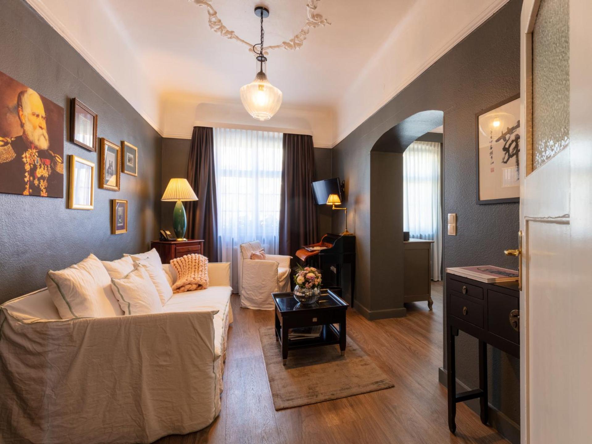 جناح جونيور، Hotel Wurzburger Hof 8/10