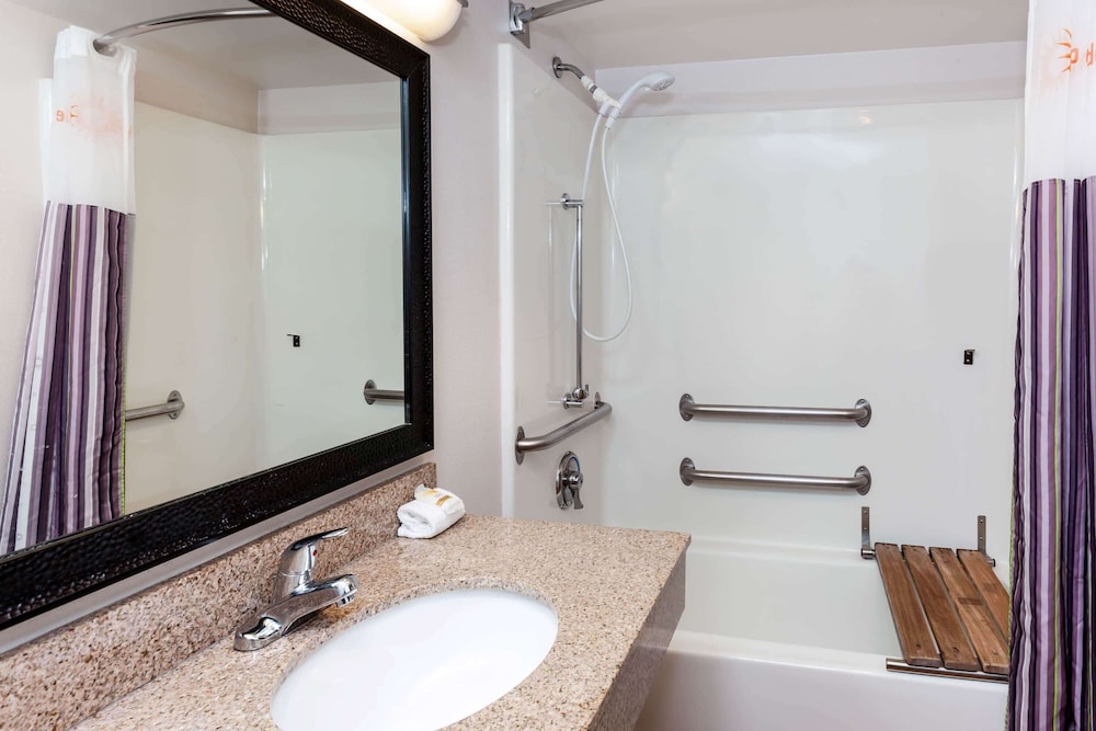 La Quinta Inn Suites Milwaukee Glendale Bayshore 14/37