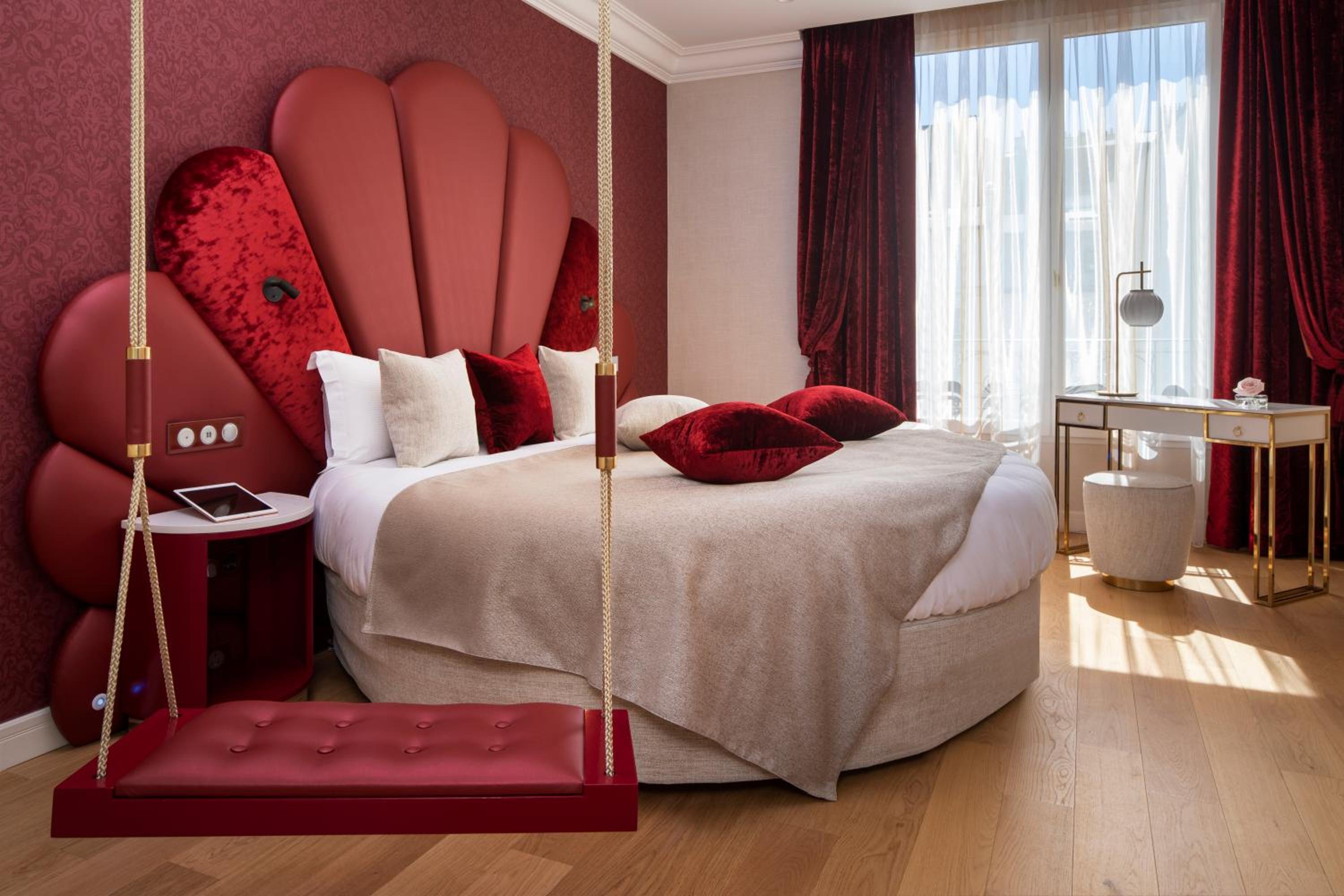 Deluxe, Round Bed