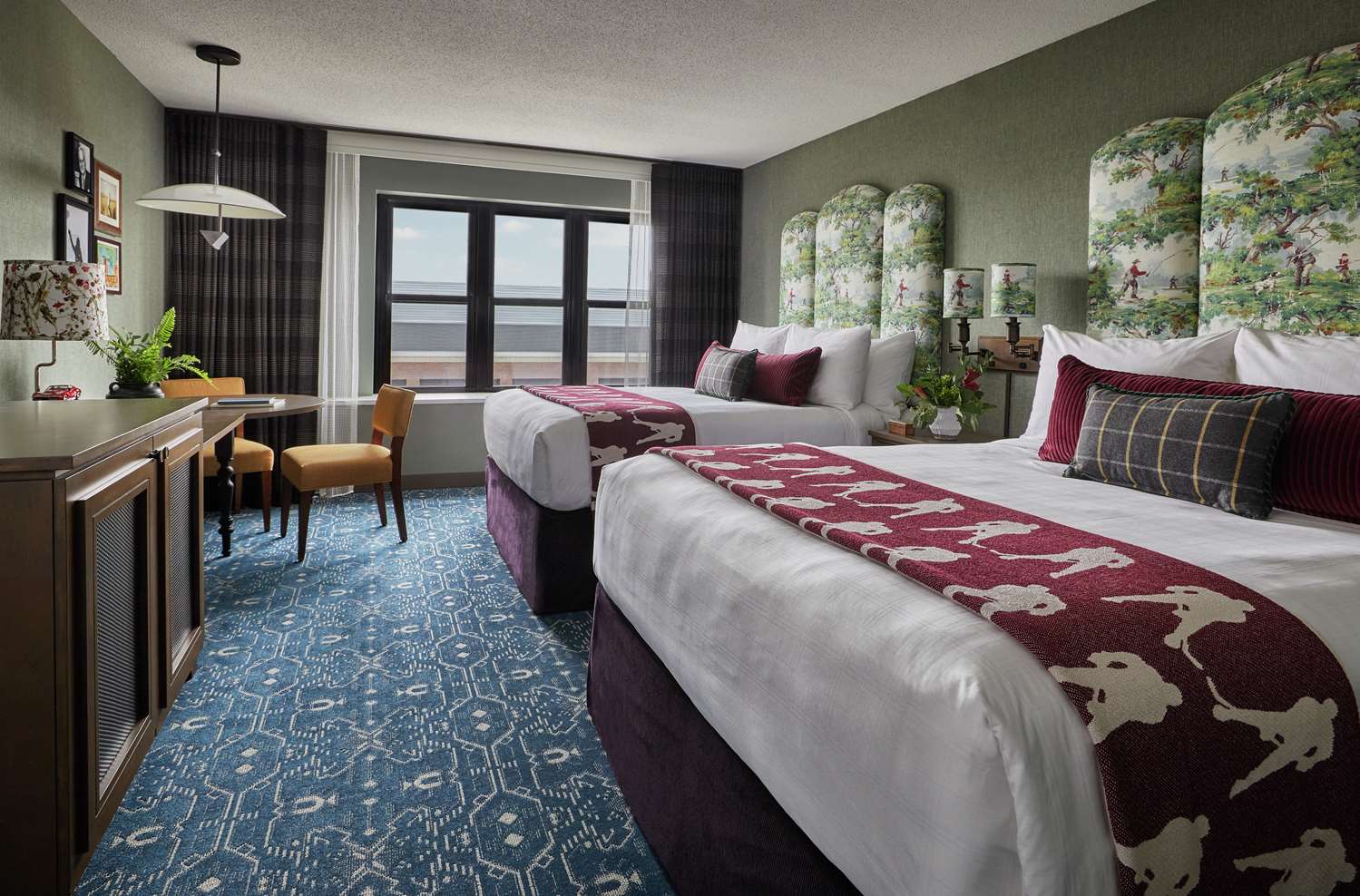 GRADUATE, 2 QUEEN BEDS