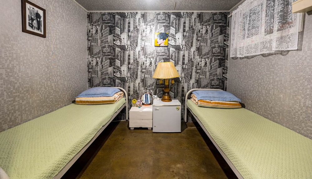 ROOM, TWIN BEDS