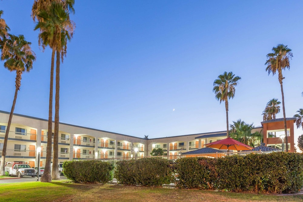 Super 8 By Wyndham Bakersfield/Central photo3