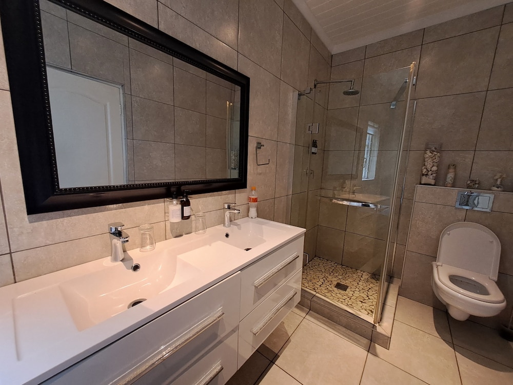 Fiore Guest Accommodation 50/50