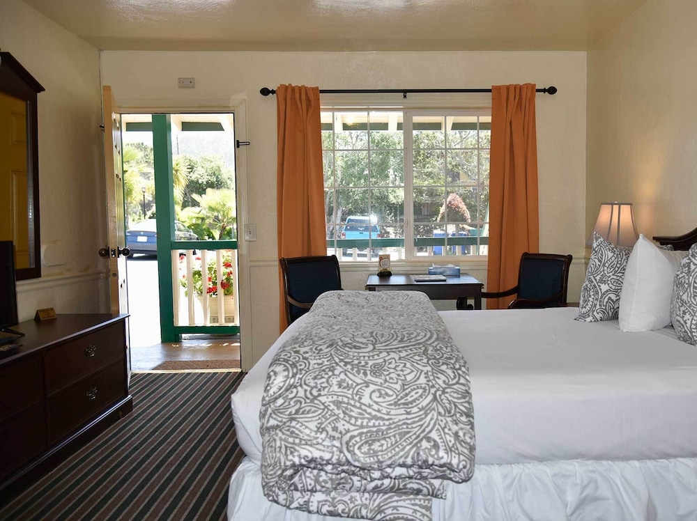 Monterey Pines Inn 30/42