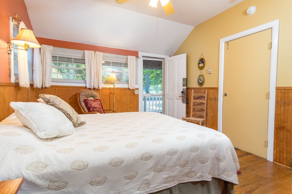 Highland Lake Inn & Resort 13/77
