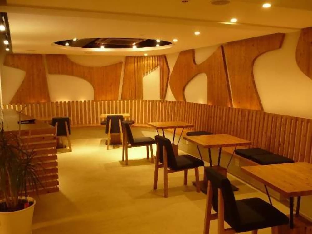 R's Forest Inn 33/40