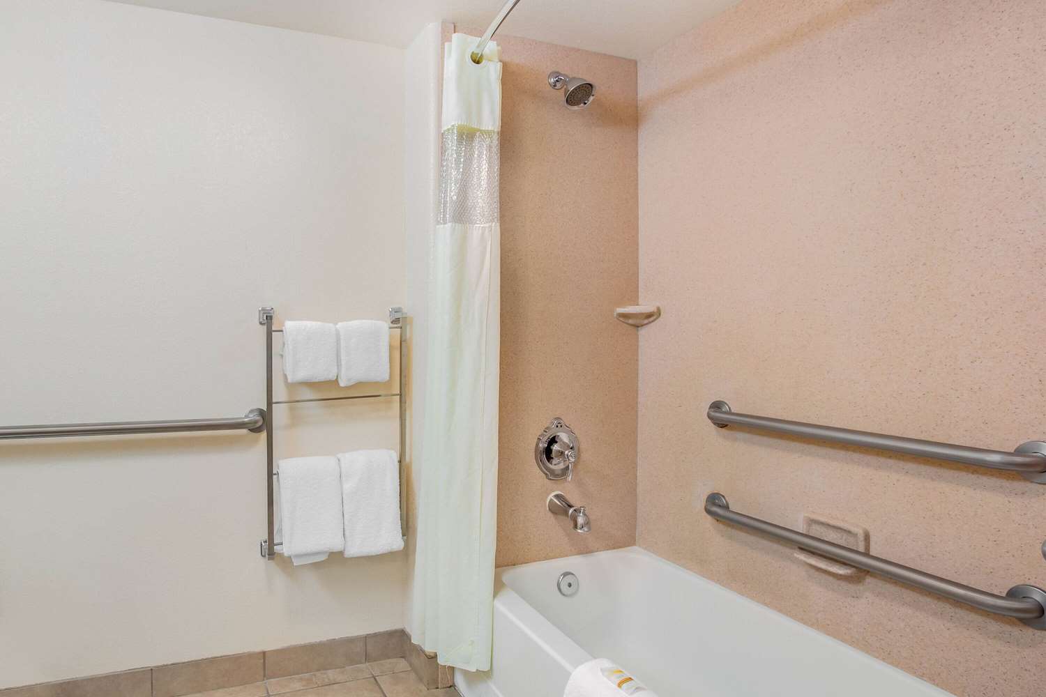 La Quinta Inn & Suites by Wyndham Fowler 61/61