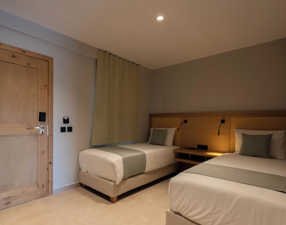 Family Suite, 1 Queen and 3 Single Beds, Shared Pool, Direct Pool Access