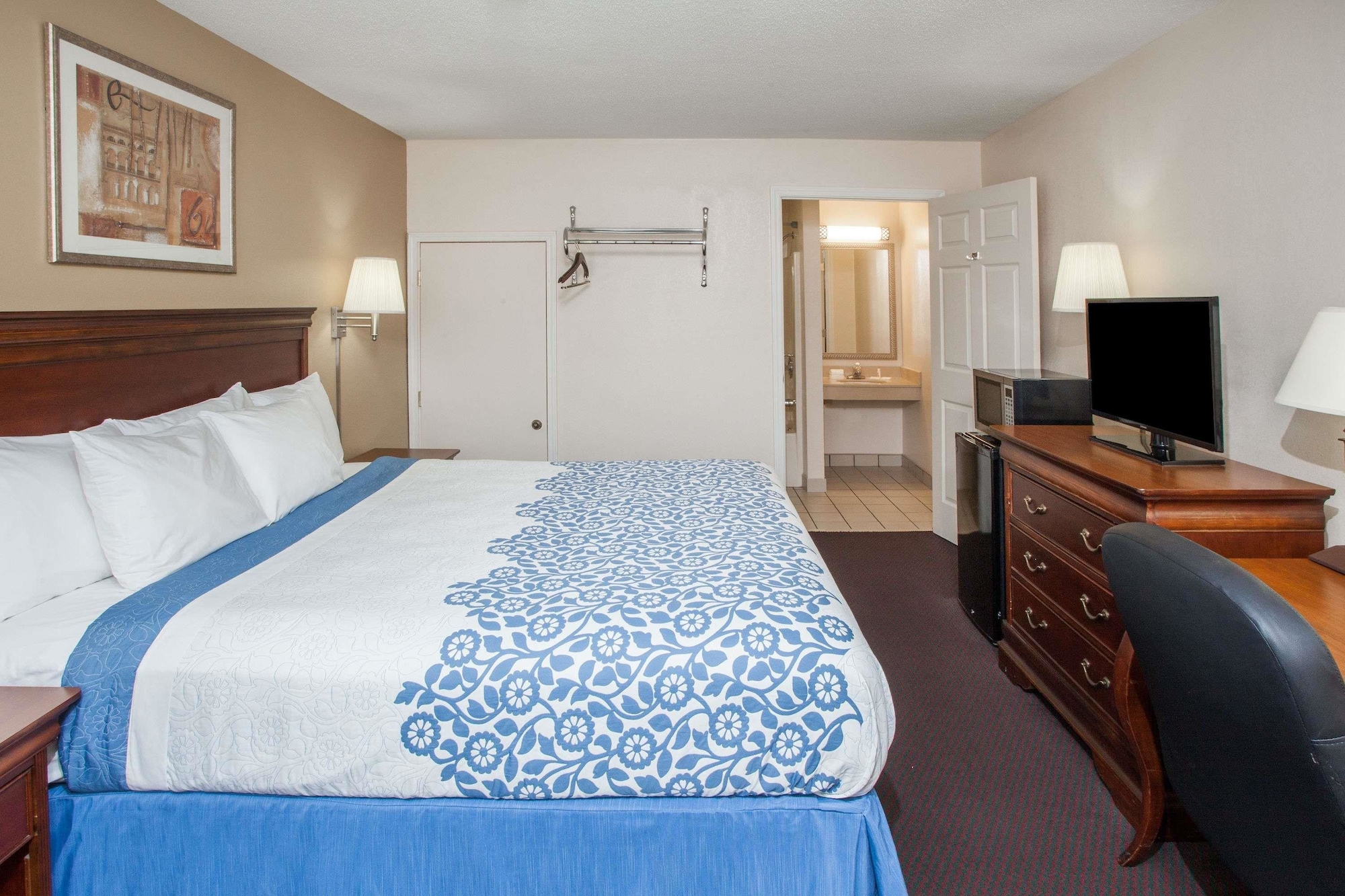 STANDARD, QUEEN BED