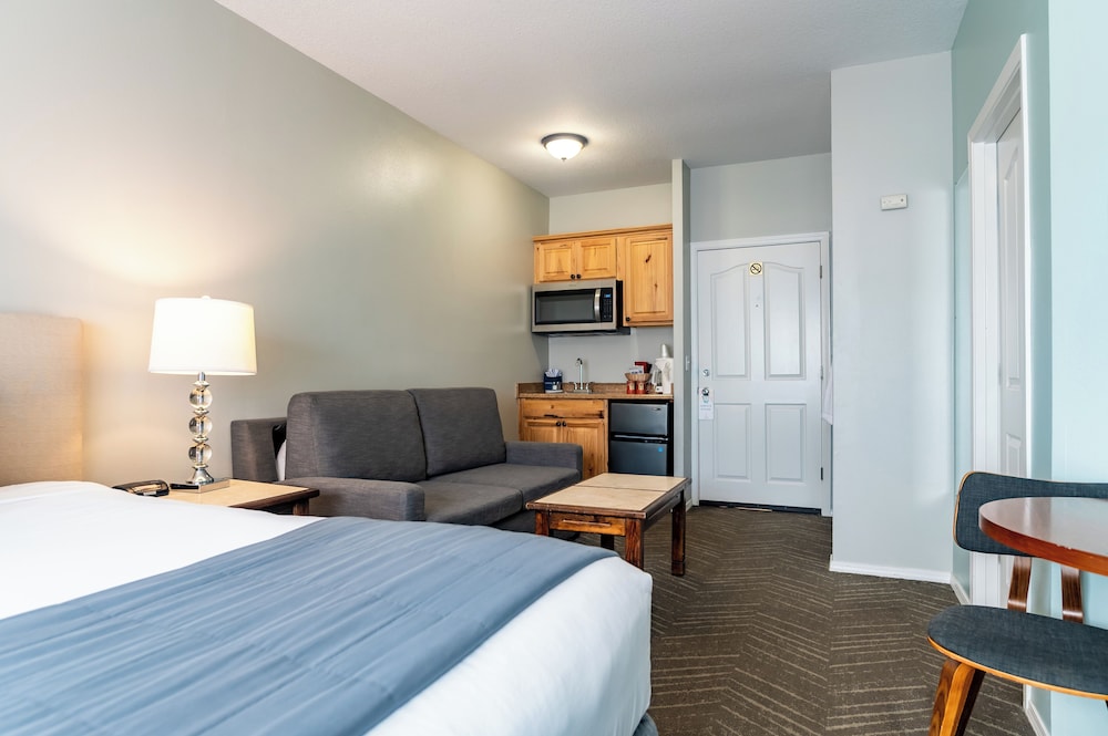 Spa, Suite, King Bed, No View, Sofa, Inn at the Prom 4/6