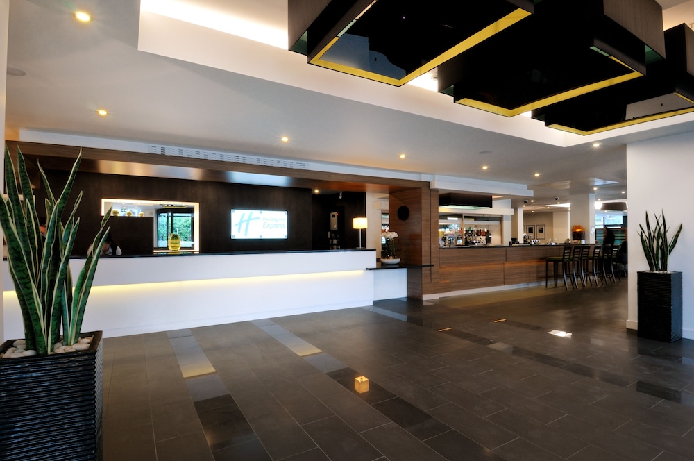 Holiday Inn Express London Heathrow T5 9/70