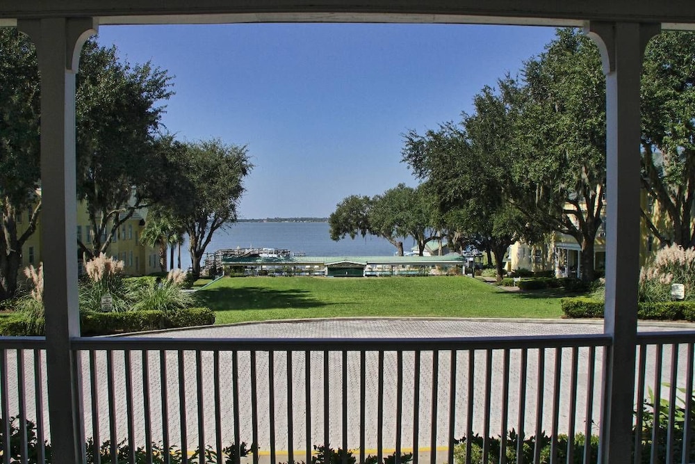 Lakeside Inn 62/67