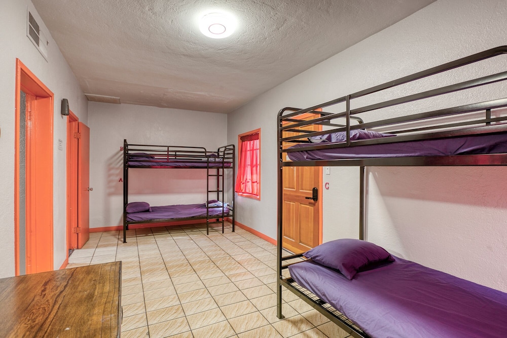 MIXED DORM, 8 BEDS