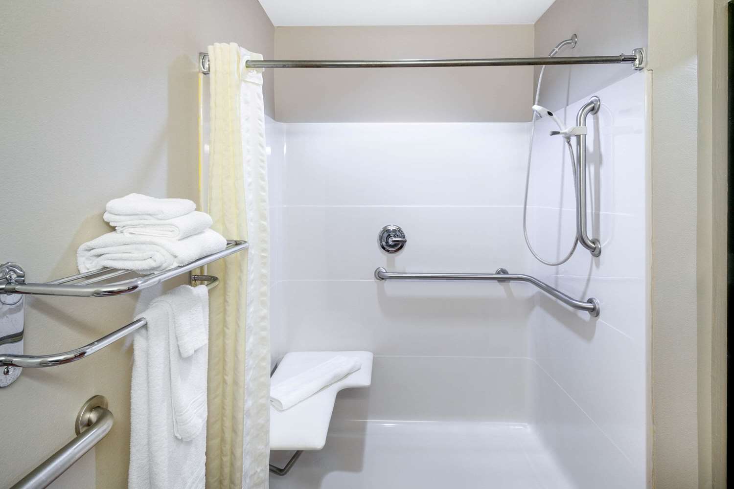 Microtel Inn And Suites Columbus North 16/19