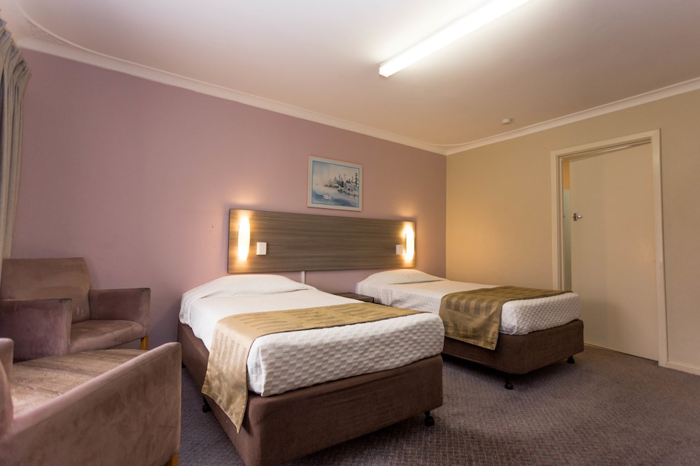 Sleepwell Motel 12/39