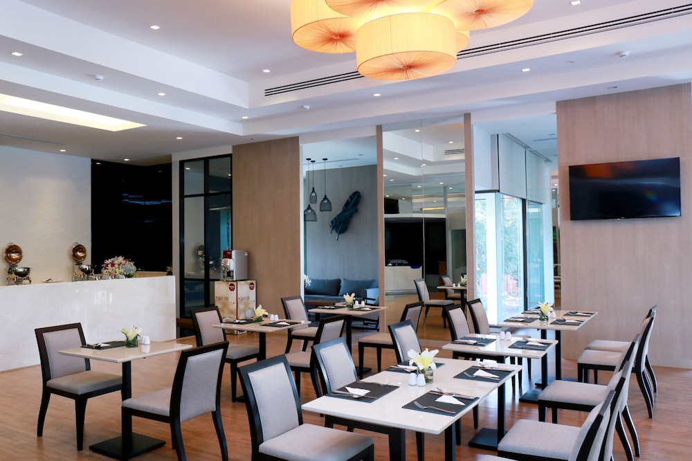 LOUIS' TAVERN HOTEL 47/53