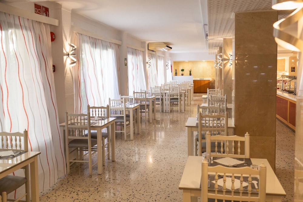 R2 Veronica Beach Hotel 32/48